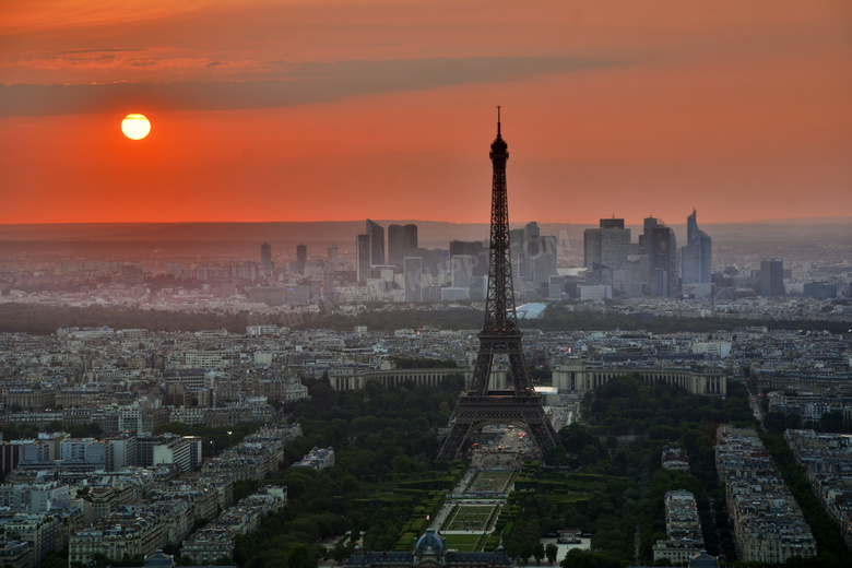 夕阳下的巴黎图片