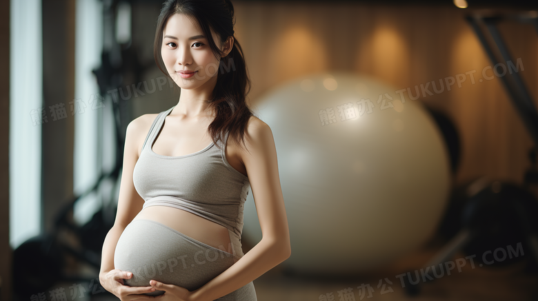 孕妇站在瑜伽馆里摄影图