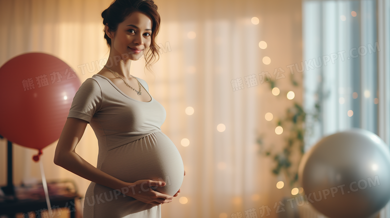 孕妇站在瑜伽馆里摄影图