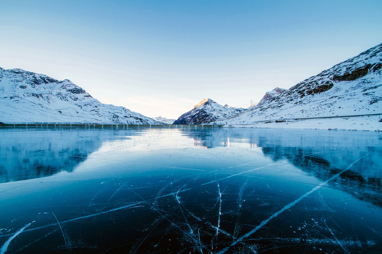 瑞士冰冻湖泊图片