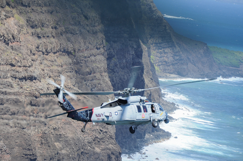直升机穿越海峡图片