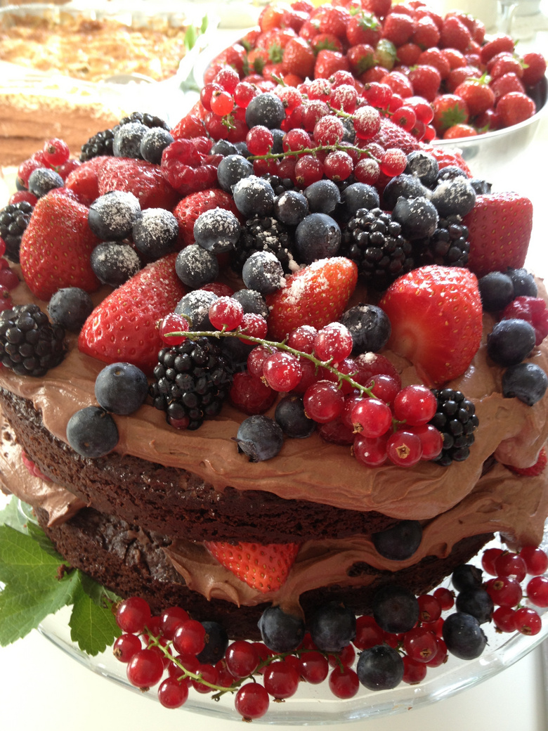 创意巧克力水果蛋糕图片