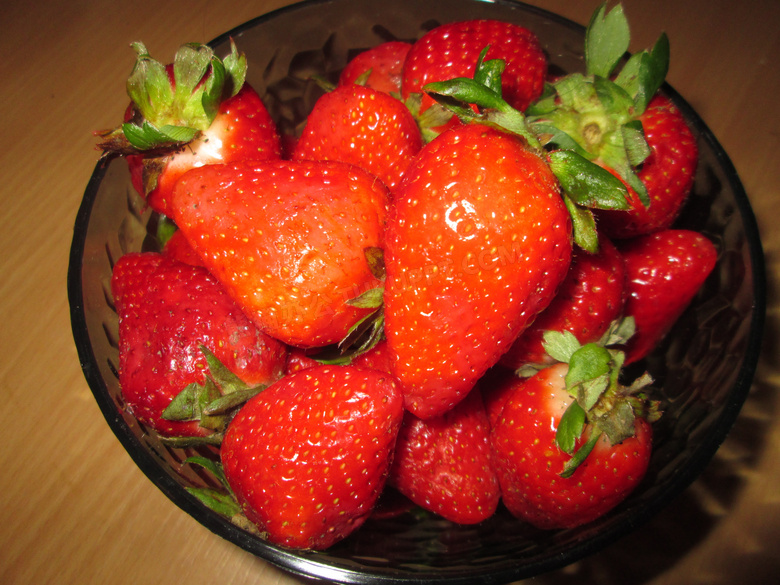 新鲜诱人草莓图片