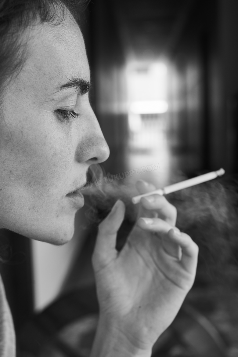 流泪的图片女人抽烟图片