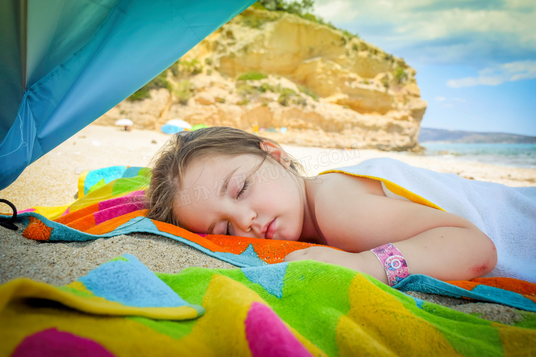 沙滩休息小女孩图片