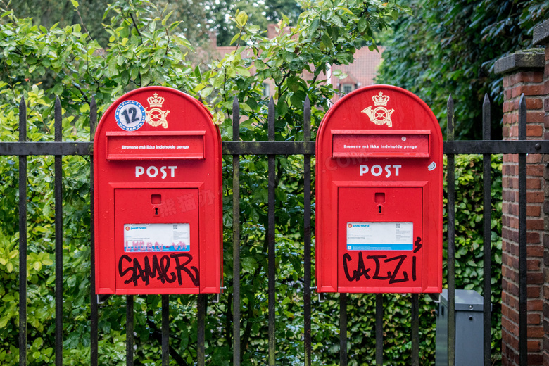 红色邮政邮箱图片