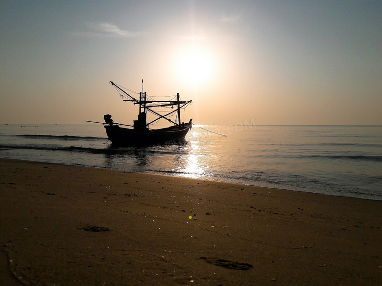 夕阳下海面渔船图片