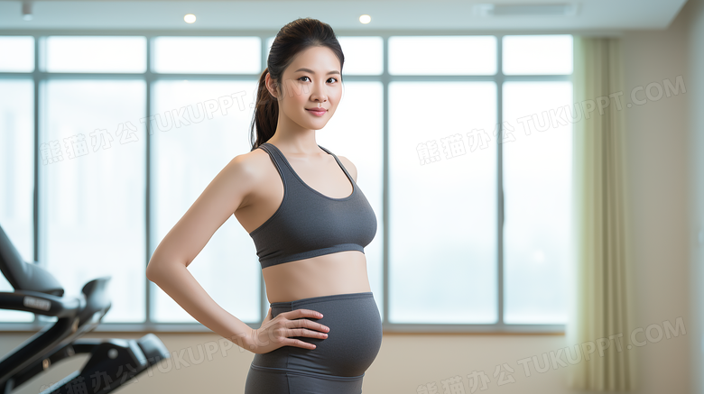 孕妇在健身房写真摄影图