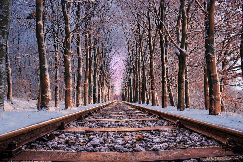 雪后阳光火车轨道图