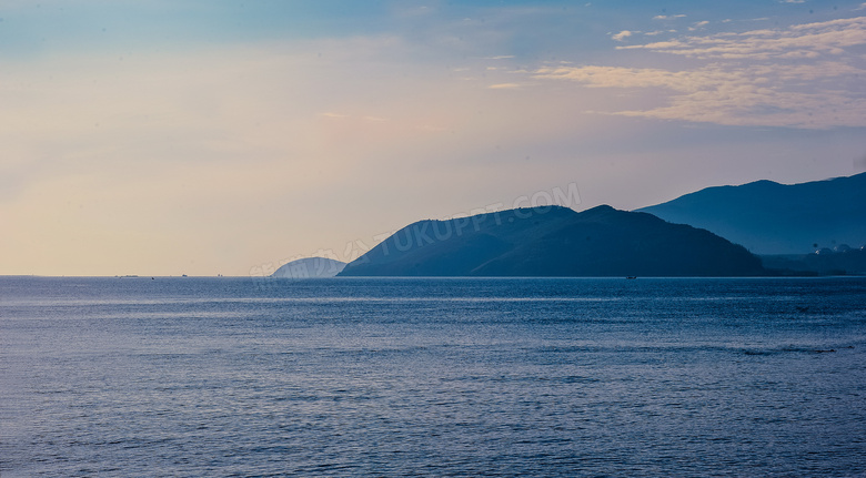 海中孤岛远景图片