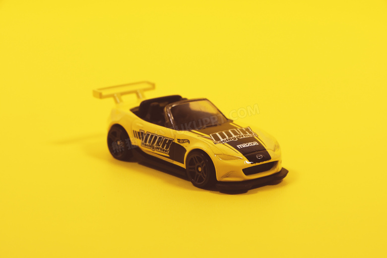 玩具跑车黄色背景图片