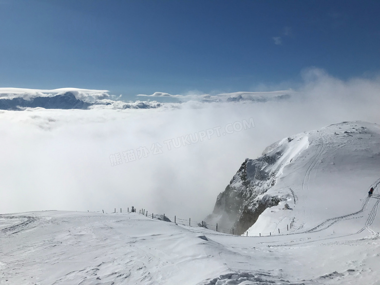 雪山山顶风景图片