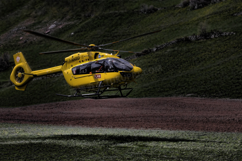 黄色小型直升飞机图片