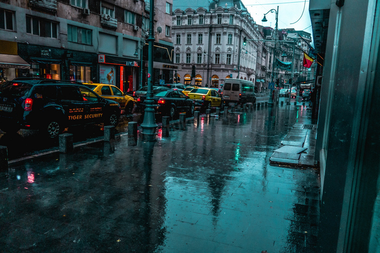 下雨天城市街道图片