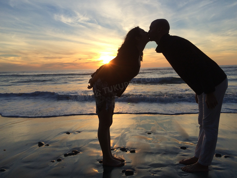 海边情侣亲吻头像图片
