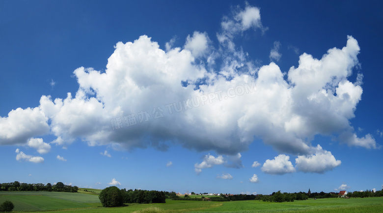 蓝天白云草地景观图片