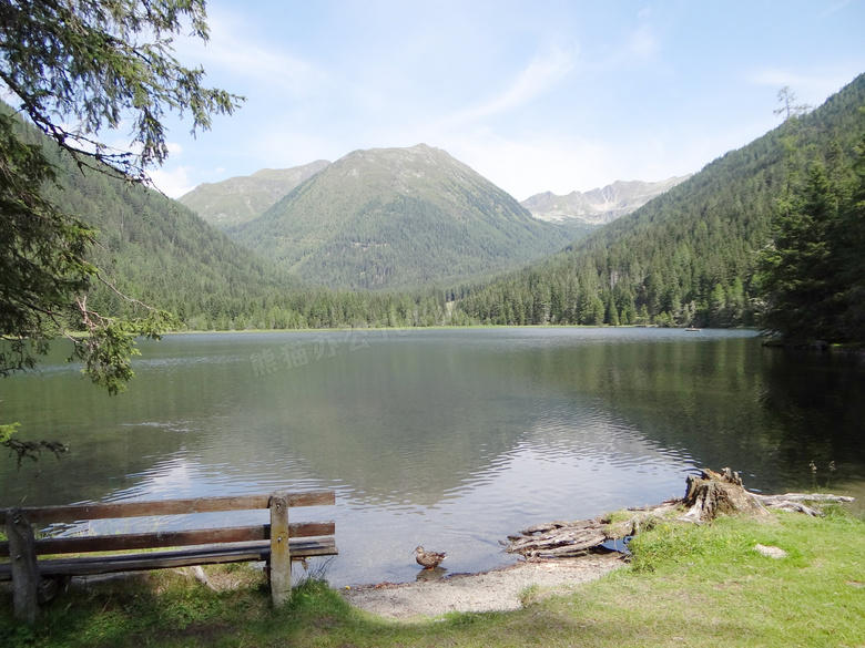 高山湖泊景观图片