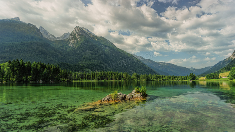 绿色高山湖泊风景图片