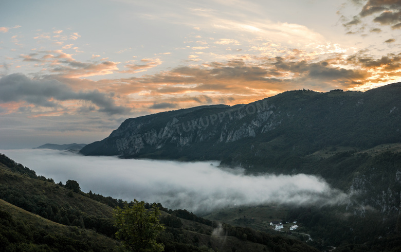 云雾缭绕群山风景图片