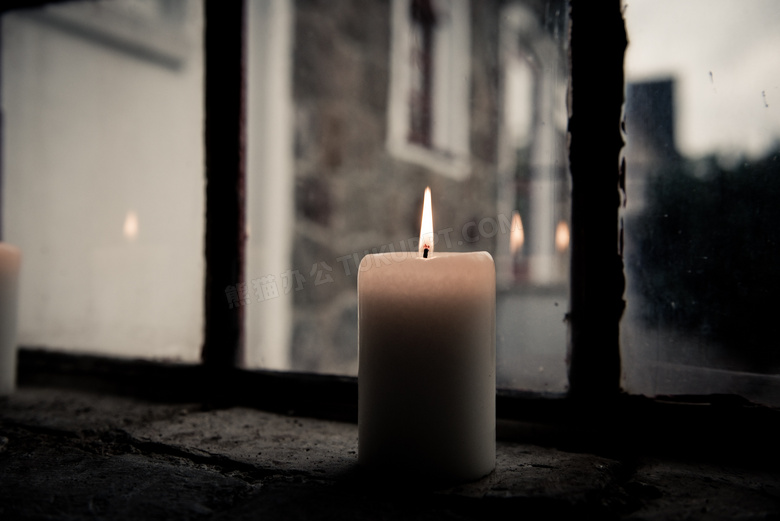 窗台上燃烧的白蜡烛图片