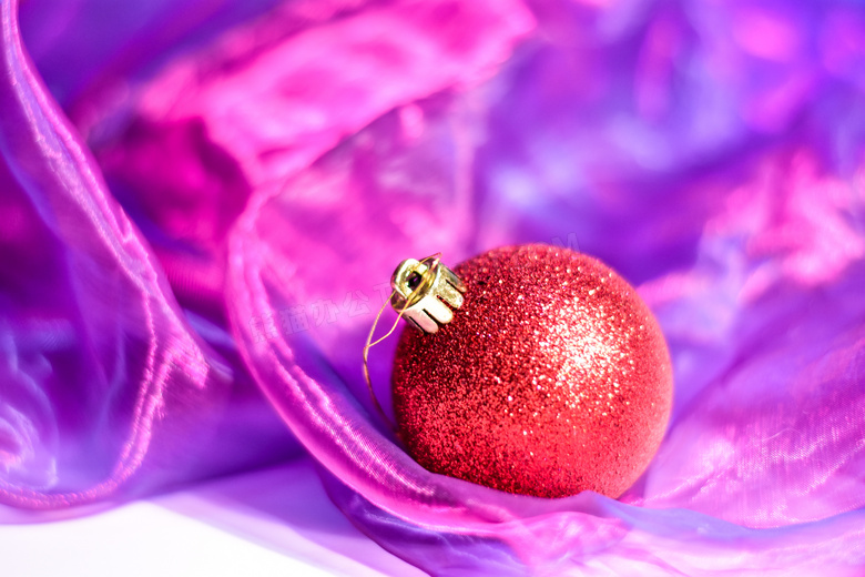 红色装饰圣诞球图片