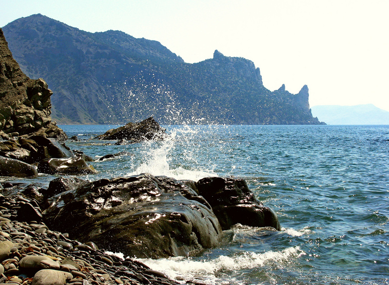 海岸边海浪击石图片