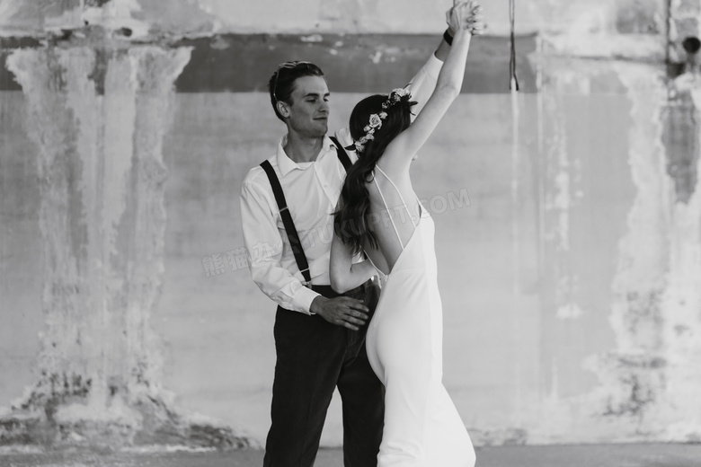 黑白跳舞婚纱照图片