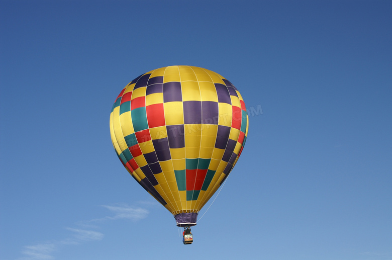 高空热气球飞升图片