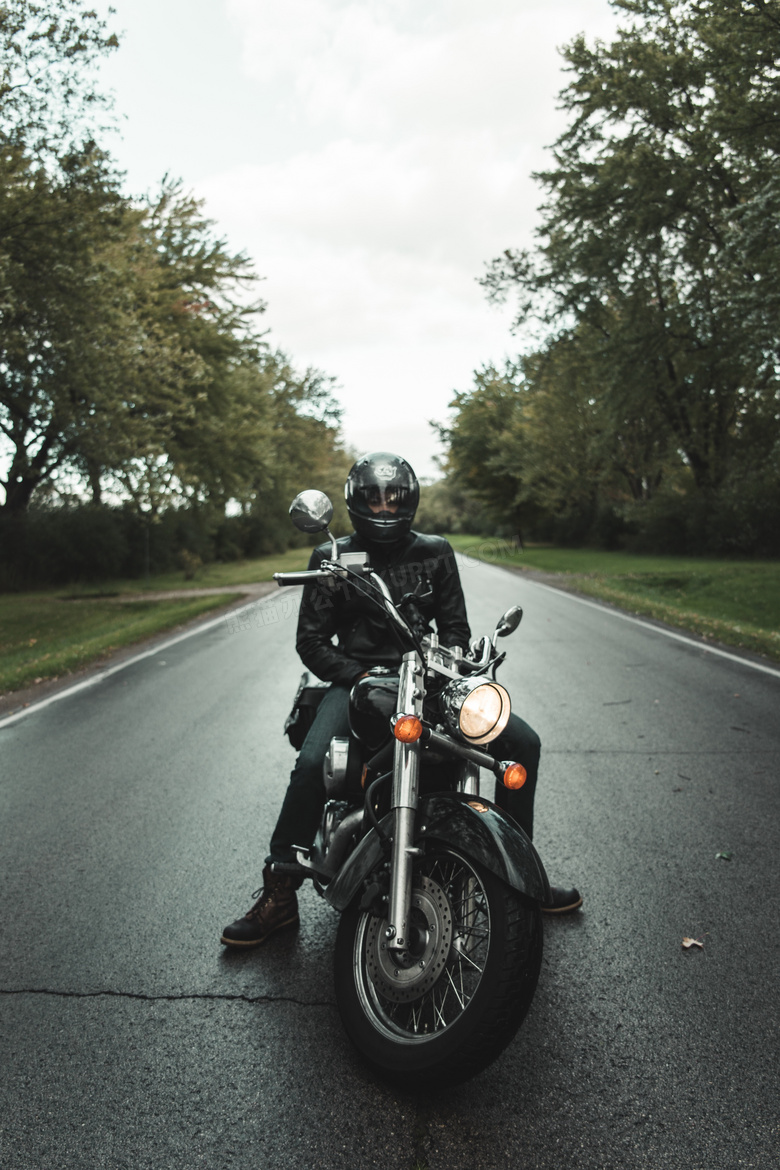 男人骑摩托车帅气图片图片