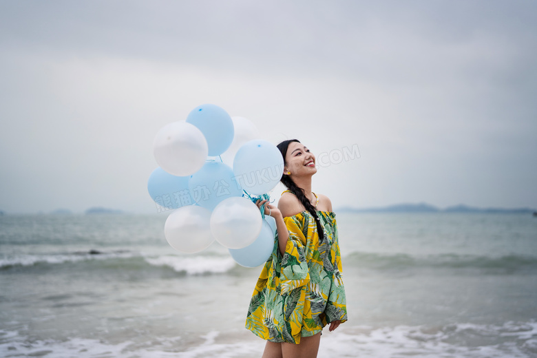 海边气质美女写真图片