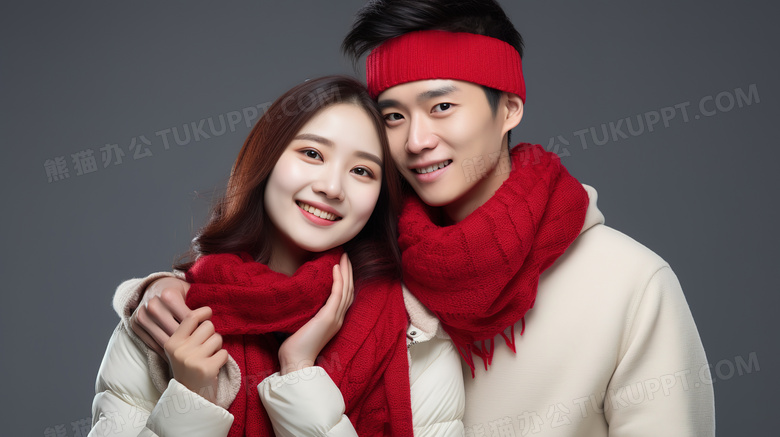 新年情侣围着红色的围巾幸福的合照