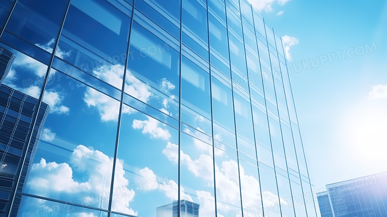 城市建筑表面玻璃映射蓝天白云图片