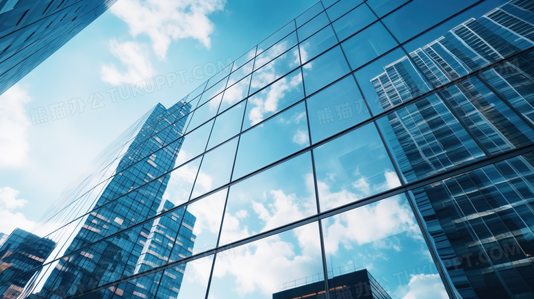城市建筑表面玻璃映射蓝天白云图片