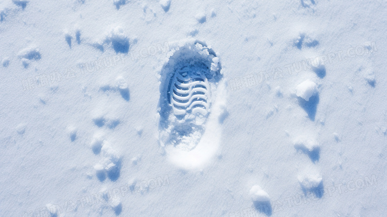 冬天雪地脚印图片