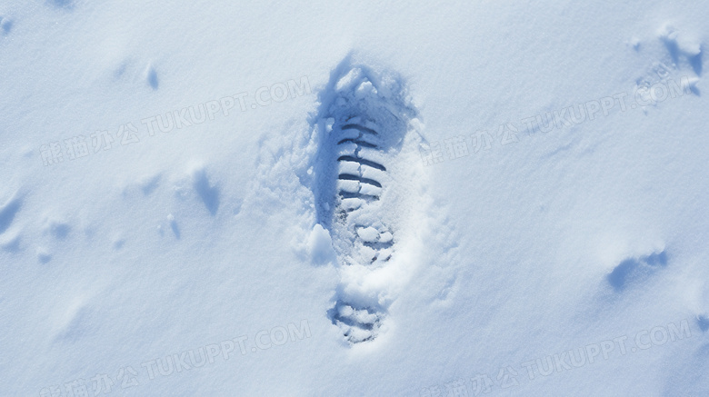 冬天雪地脚印图片