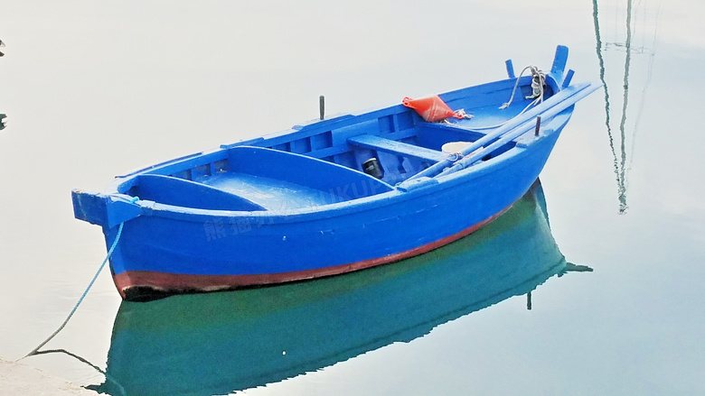 蓝色小渔船图片