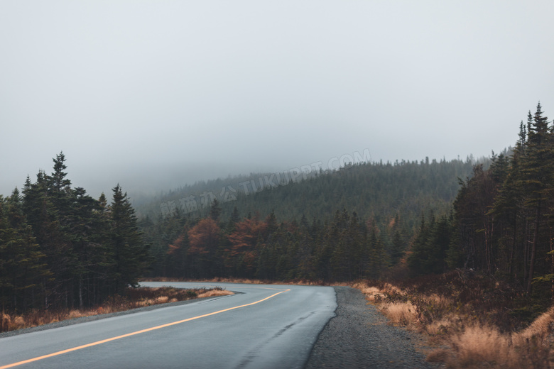 山间柏油路风景图片