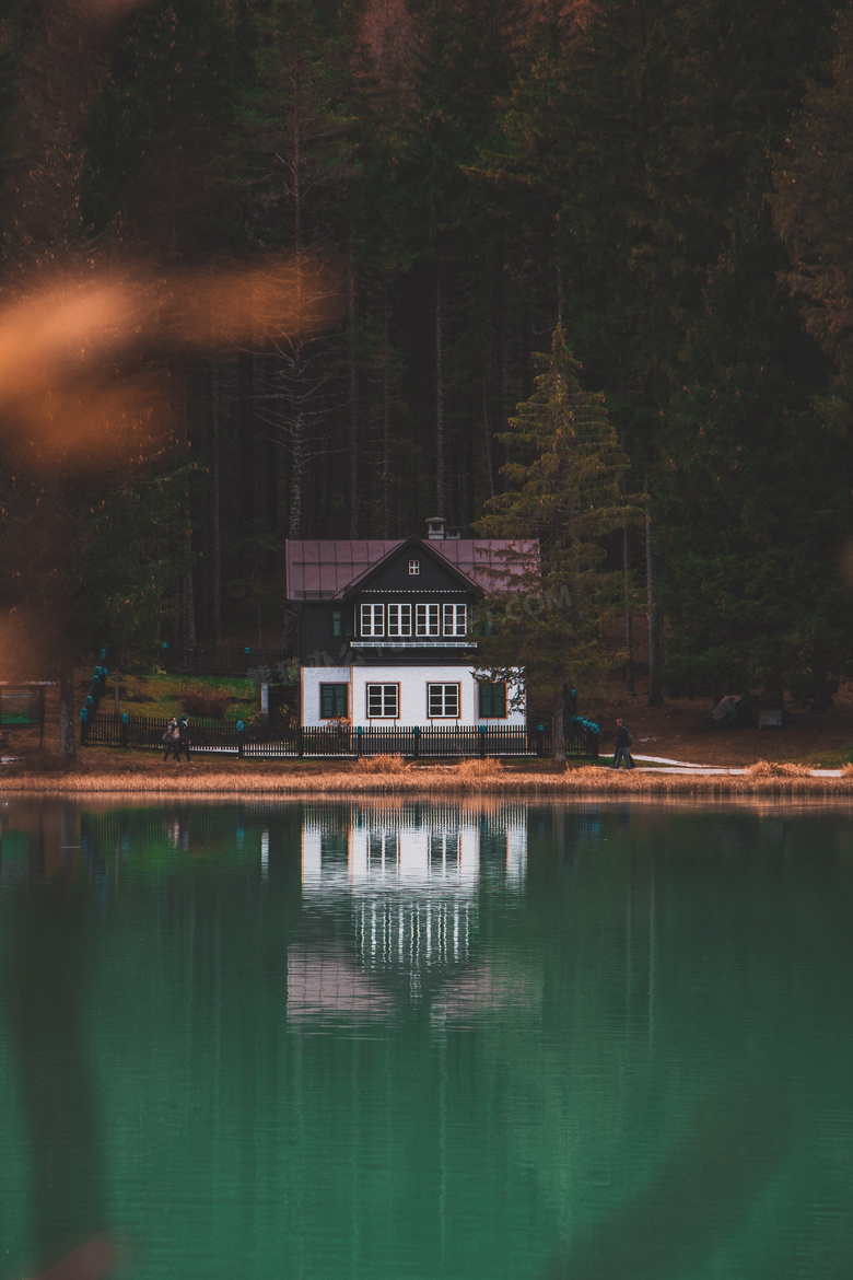 湖畔小屋风景图片