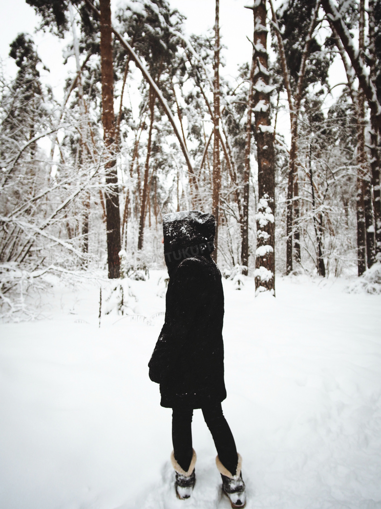 冬季女生背影图片图片