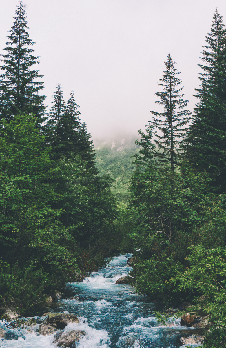 奔腾流水风景图片