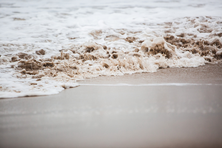 浪花涌上沙滩图片