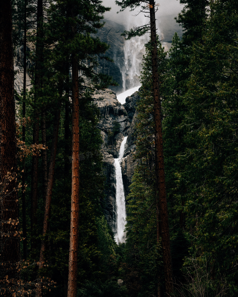 山林瀑布流水图片