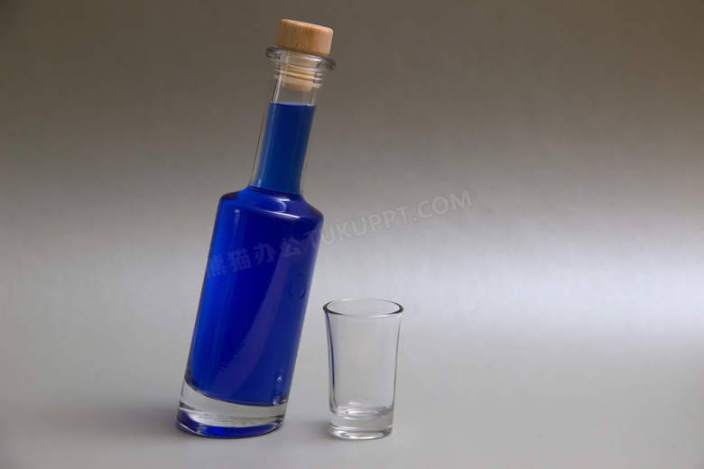 一瓶蓝色鸡尾酒图片