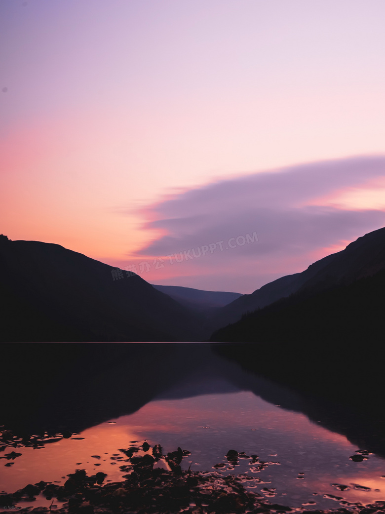 紫色唯美湖泊风景图片