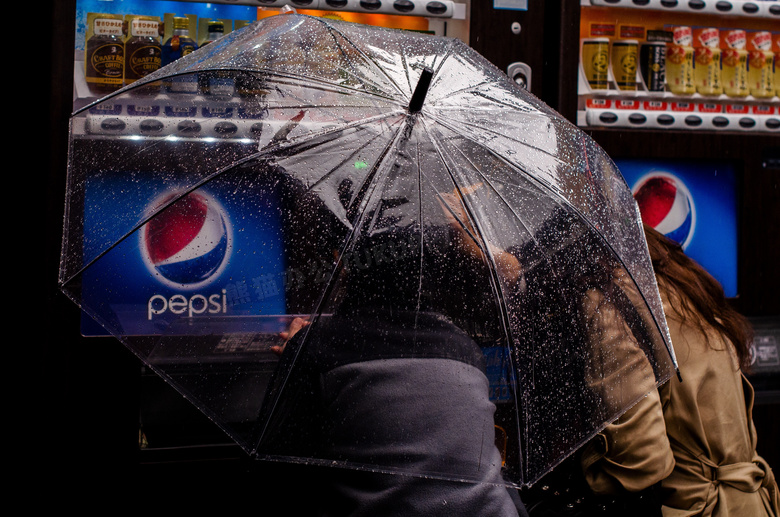 下雨天男人撑伞图片