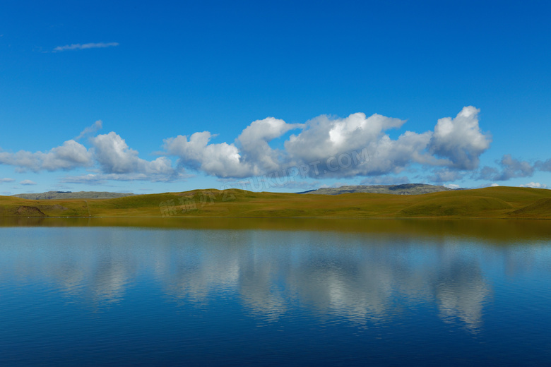 蔚蓝天空湖泊图片