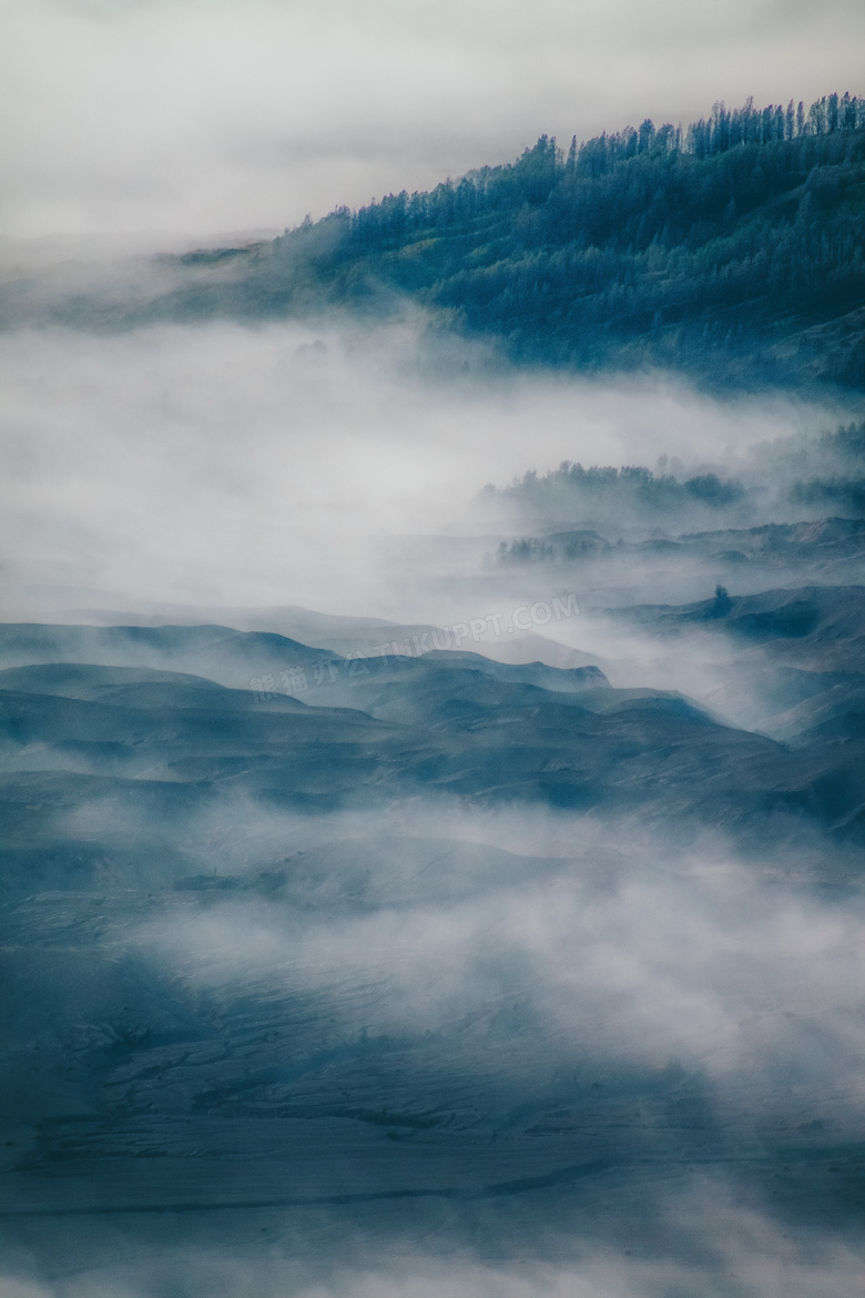 山間雲霧繚繞美景圖片