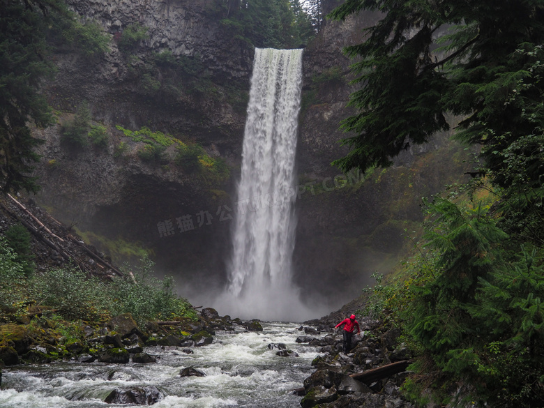 垂直瀑布激流图片
