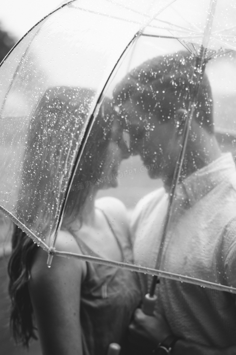 下雨天情侣打伞的图片图片