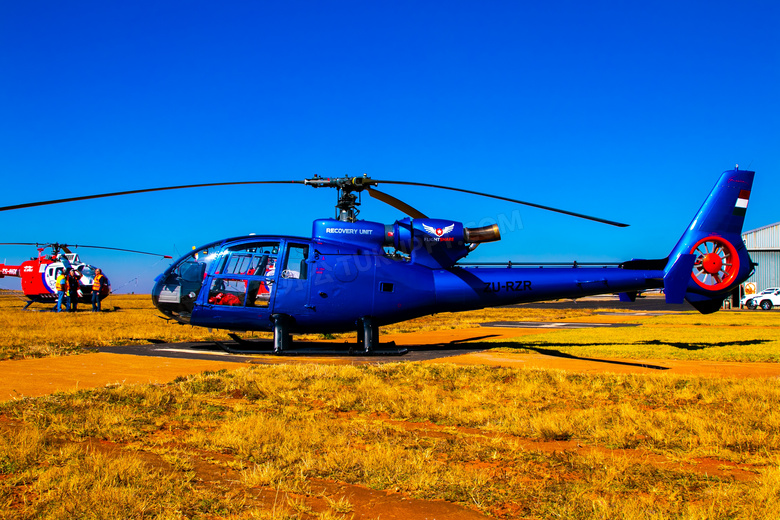 蓝色救援直升机图片